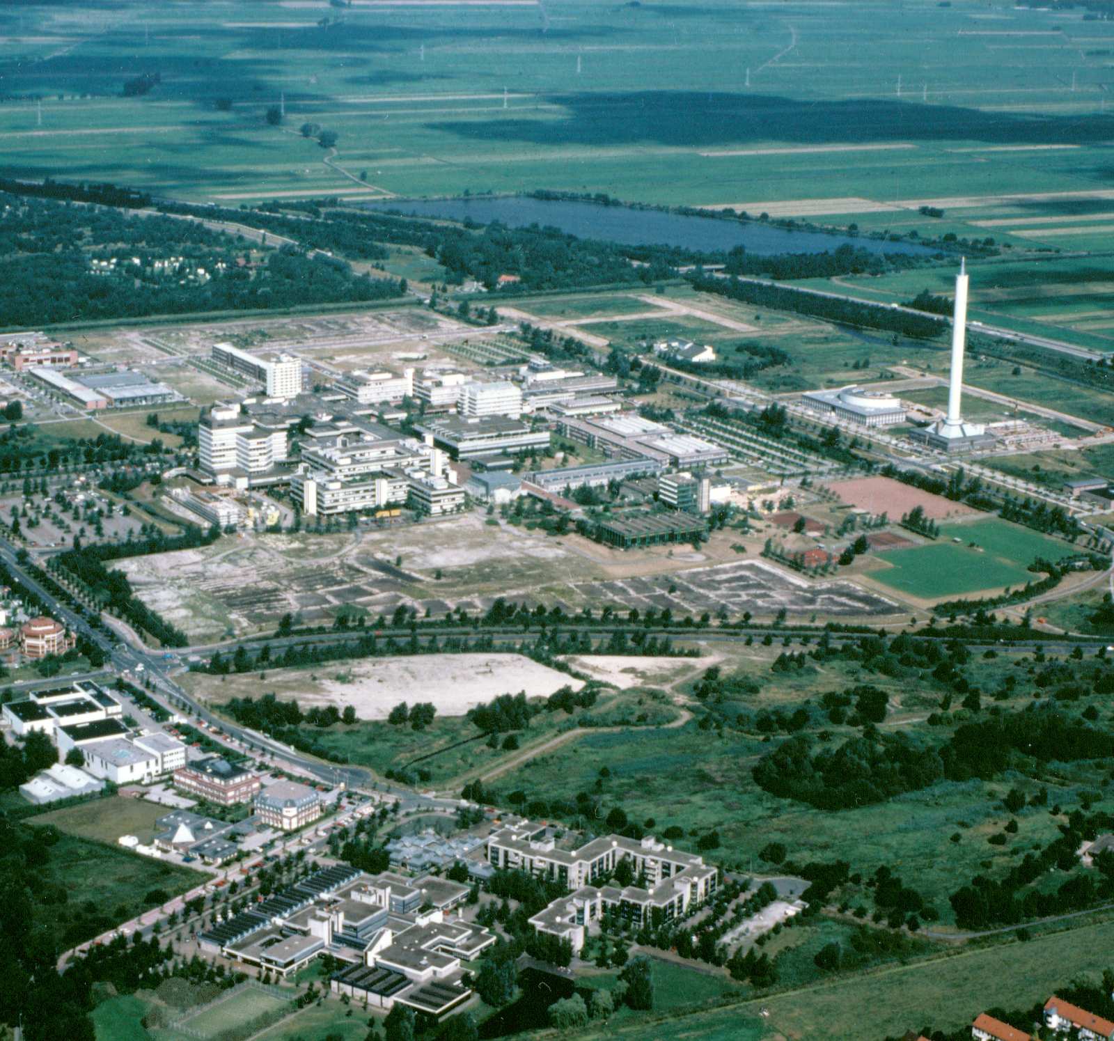 Farbiges Luftbild mit Gebäuden des Berufsbildungswerks.