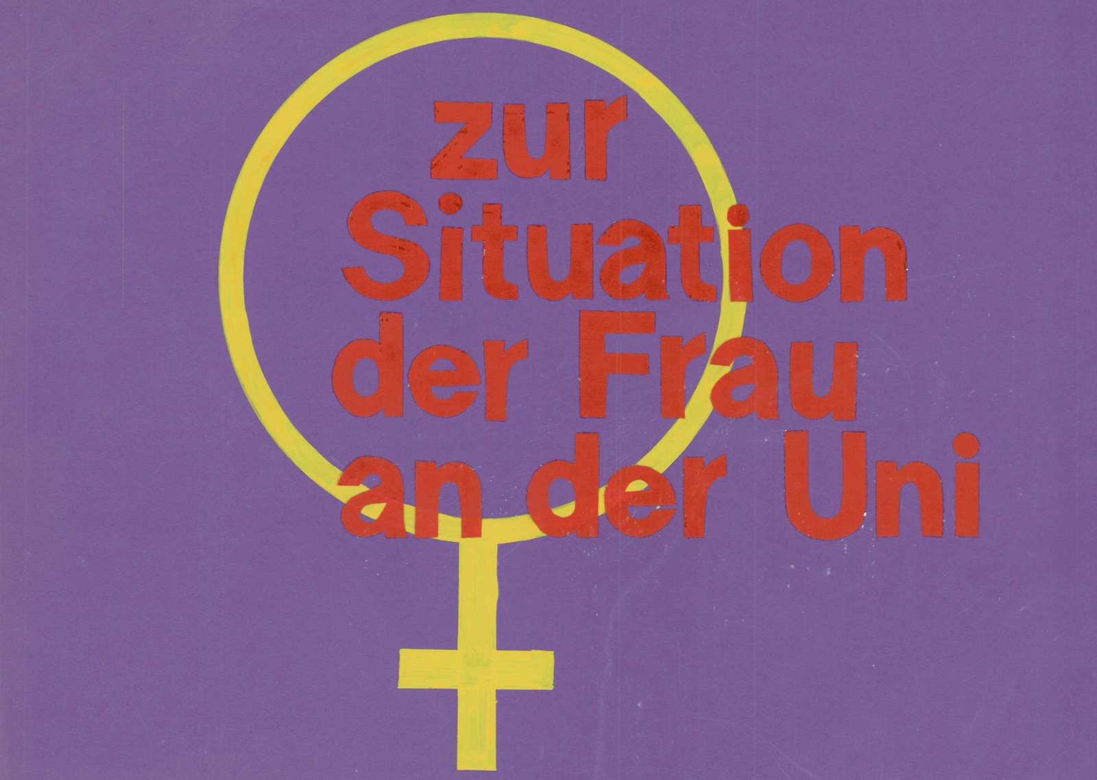 Ausschnitt eines lilafarbigen Plakats mit gelben Frauenzeichen und der roten Aufschrift „zur Situation der Frau an der Uni“.
