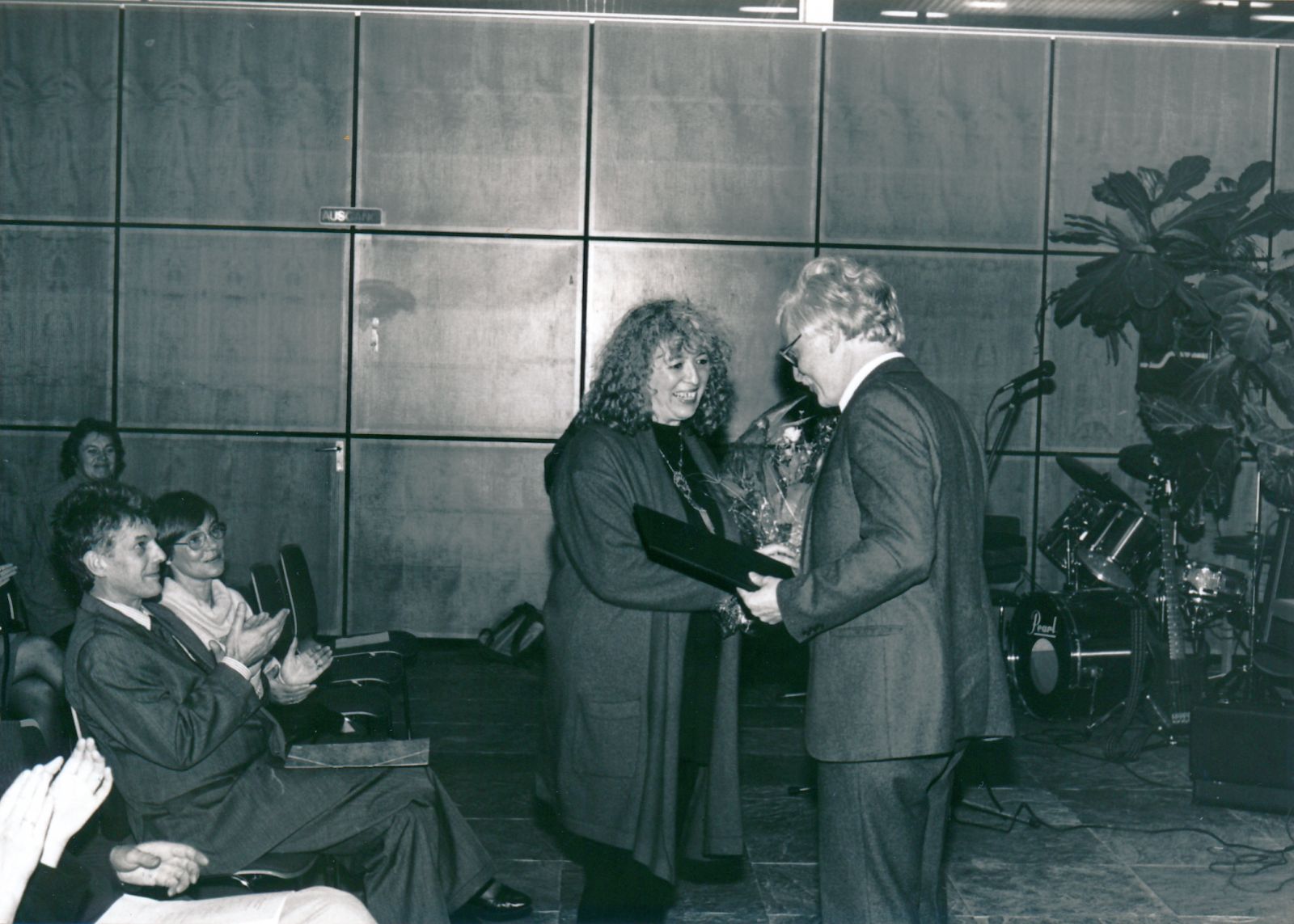 Schwarz-Weiß-Foto. Doktor Beutler gratuliert Annelie Keil zur Preisverleihung.