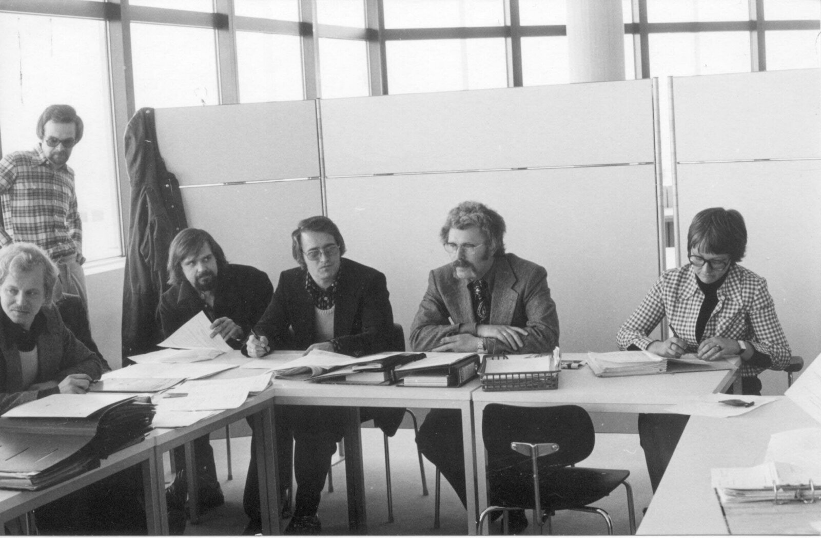 Man sieht sechs Personen bei der Sitzung der Personalkommission. In der Mitte sitzt Rektor Hans-Josef Steinberg.