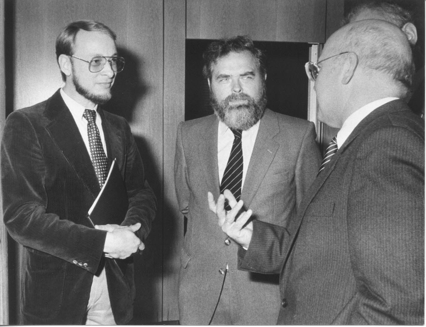 Von links stehen nebeneinander vor einer offenen Tür: Prof. Dr. Jürgen Timm, Prof. Dr. Alexander Wittkowsky, Horst Werner Franke.