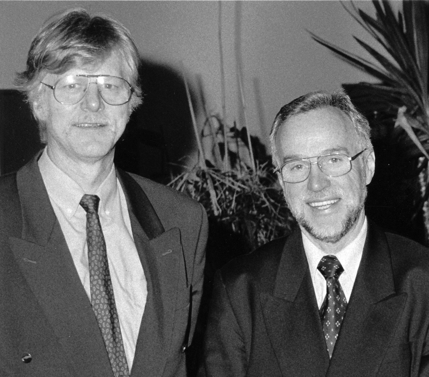 Horst Diehl neben Wilfried Müller. Dehl trägt einen dunklen Anzug und lächelt in die Kamera.