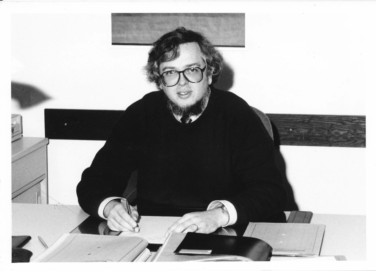 Gerd-Rüdiger Kück hinter seinem Schreibtisch.