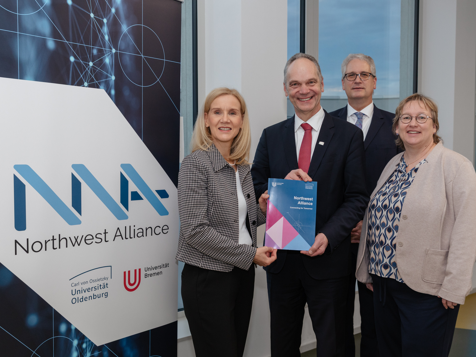 Jutta Günther, Rektorin der Universität Bremen, Ralph Bruder, Präsident der Universität Oldenburg, Jörg Stahlmann, Vizepräsident für Verwaltung und Finanzen der Universität Oldenburg, Frauke Meyer, Kanzlerin der Uni Bremen, posieren mit dem gemeinsam eing