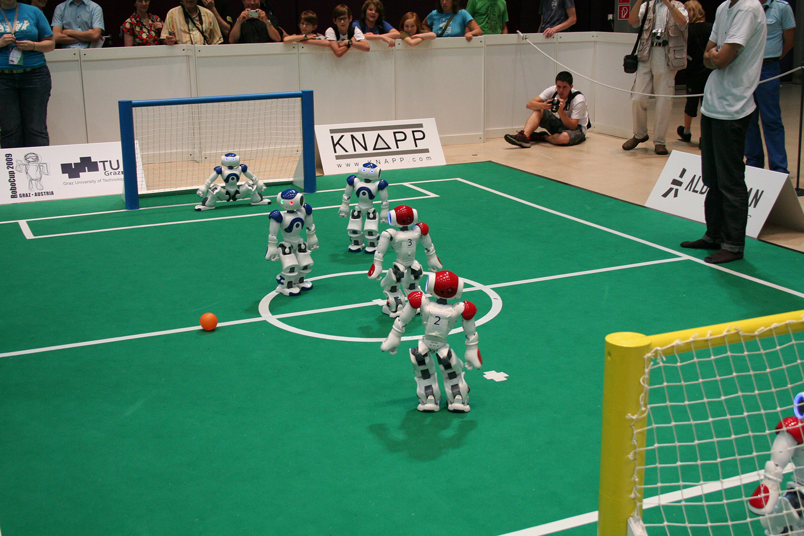 Fußballroboter spielen auf einem Feld Roboterfußball