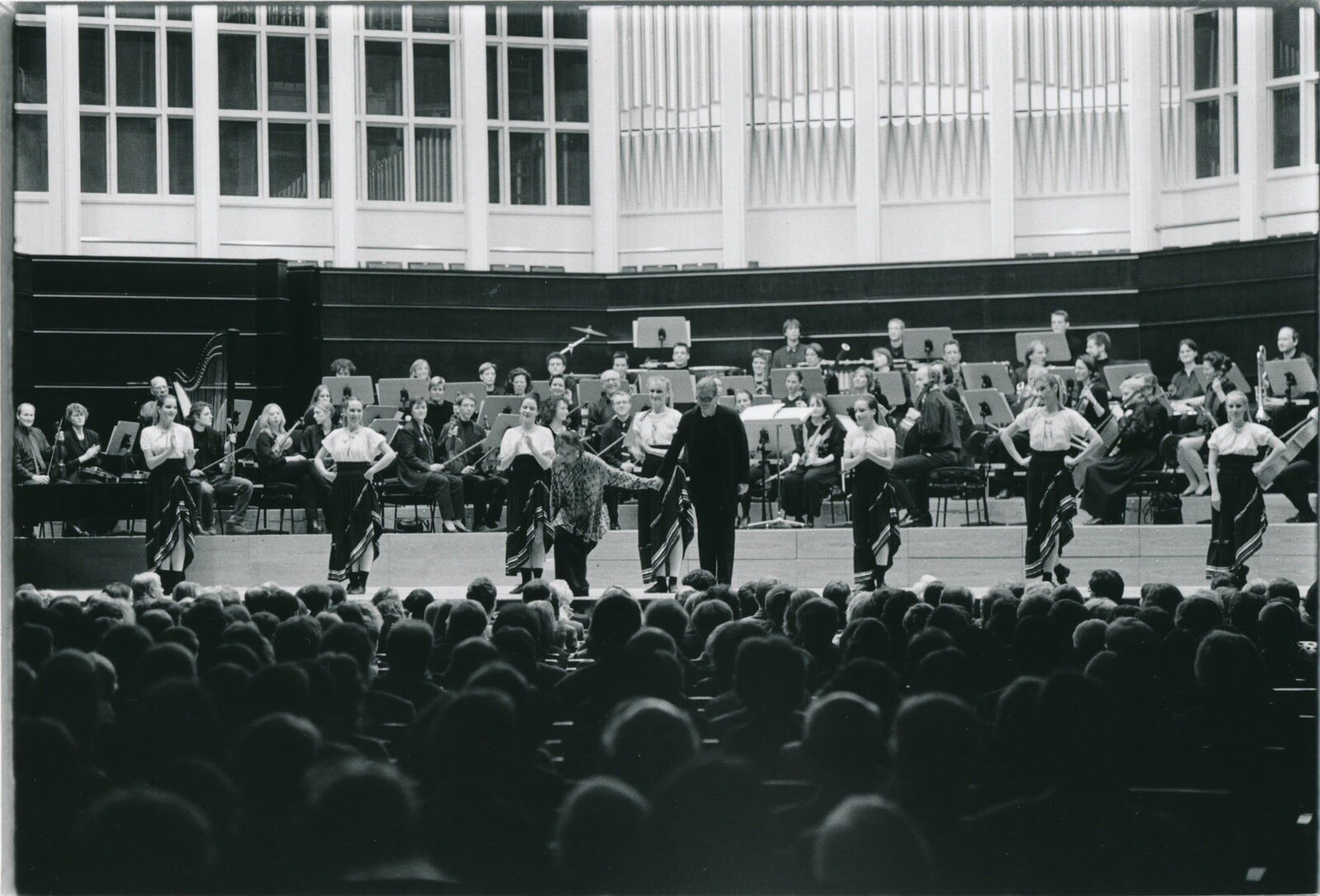 Schwarzweißaufnahme des Konzerts im Großen Saal des Bremer Konzerthauses 