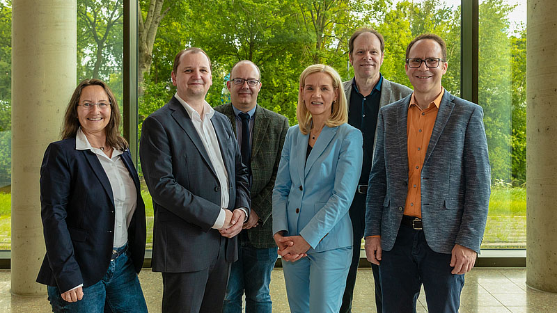 Sechs Personen posieren für ein Foto